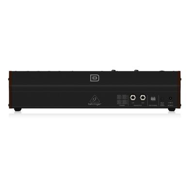 Синтезатор Behringer Model D